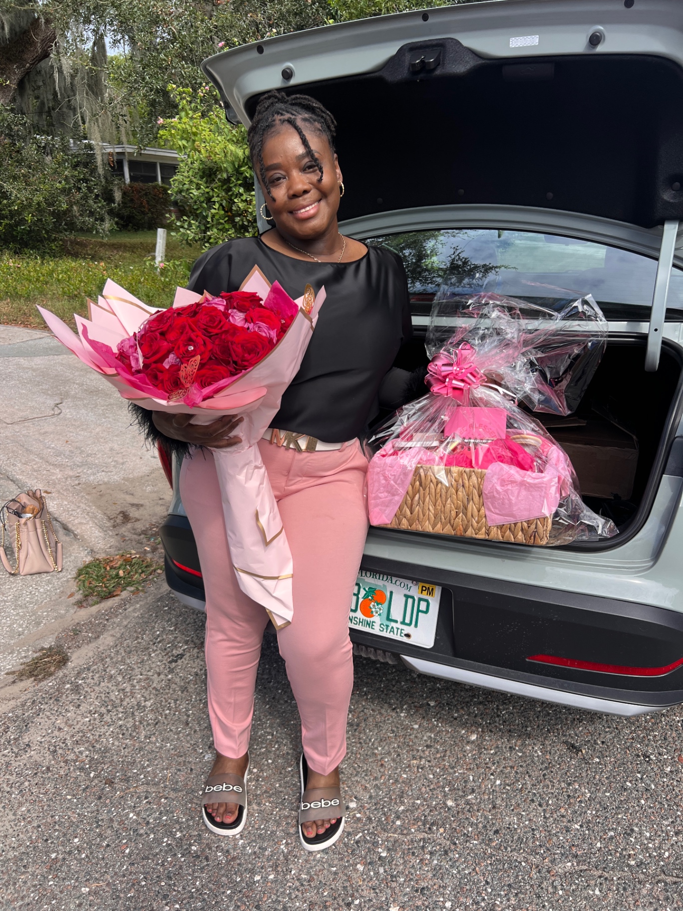 Pink rose bouquet with luxury gift basket